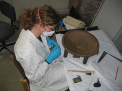 Studierende mit ethnologischem Objekt im Depot des Roemer- und Pelizaeus-Museum in Hildesheim.