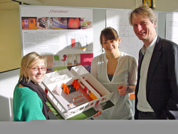Carolin Schmidtke (links) und Lotta Paulus pr&auml;sentieren Prof. G&uuml;nter Weber ihren Entwurf f