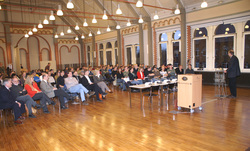 Rund 200 Studierende und G&auml;ste haben in der HAWK-Aula am Hohnsen viel Wissenswertes aus der Bau
