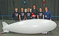 Kinder h&ouml;ren interessiert bei der HAWK f&uuml;r Kids zu