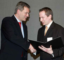 Ministerpr&auml;sident Christian Wulf gratuliert HAWK-Absolvent Carsten B&uuml;ttner zur Auszeichnun
