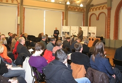 Prof. Gerd Kaellander von der Fakult&auml;t Bauwesen moderiert die architektonischen Fallbeispiele