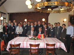 Bildungsdelegation der Partnerprovinz informiert sich in der Kutschenremise des Schlosses Marienburg