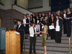 &Uuml;berreichung der Diplomzeugnisse durch den Dekan Herr Prof. Dr. Henrik Oehlmann und der Studien