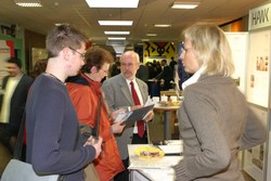 Manuela Dittrich (rechts)  und Prof. Dr. Roland Herr von der Fakult&auml;t Bauwesen beraten Eltern u