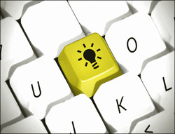 Ansicht auf eine Computertastatur mit einer gelben Taste auf der eine Gl&uuml;hbirne zu sehen ist