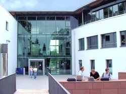 Hochmoderner Campus mit traditionsreichem Charme - wo niemand eine Nummer ist