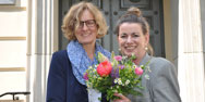 Dr. Corinna Dahm-Brey von der Universit&auml;t Oldenburg (links) &uuml;bergibt das Amt der Sprecheri