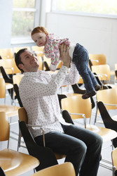 Student mit Kind an der HAWK