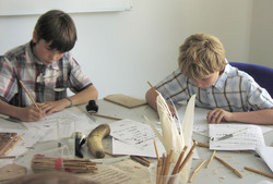 F&uuml;r die Ferienpasskinder war es gar nicht so einfach, statt mit F&uuml;ller, mit G&auml;nsekiel