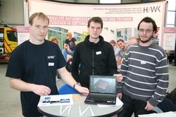 Ansicht auf die Standbetreuung durch die Herren  Keufner,  Mewes und  Lindegr&uuml;n von links nach 