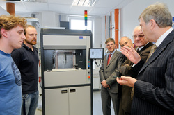 Einige Vorstandsmitglieder des FFG mit einem der Ehrenmitglieder