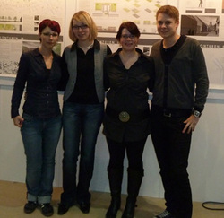 Daniela Beer, Karina Koch, Mascha Janina Krapp und Jonas Thomann vor der Ausstellung der pr&auml;mie
