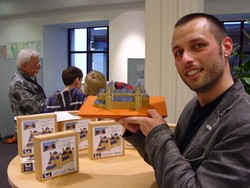 Robert Lindner von der HAWK zeigt seine Michaeliskirche aus Anker-Bausteinen.