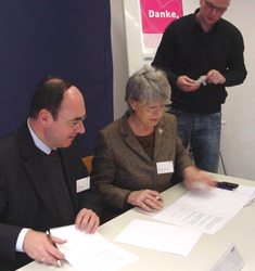 Hildesheims Stadtr&auml;tin Dr. Annamaria Geiger und HAWK-Pr&auml;sident Prof. Dr. Martin Thren unte