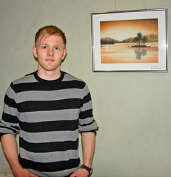 Christopher Maiss vor einem seiner Werke an der HAWK-Fakult&auml;t Naturwissenschaften und Technik.