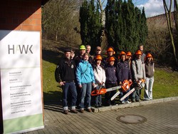 F&uuml;r die Forst-Studienden aus Nepal (alle mit Schutzhelm) ist die praktische &Uuml;bung mit der 