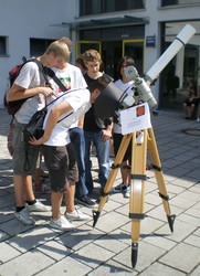 Sch&uuml;lerinnen und Sch&uuml;ler der 10. Klasse des Felix-Klein-Gymnasiums zu Besuch an der Fakult