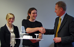 Kirstin Overbeck und Johannes Z&auml;uner mit Dr.-Ing. Michael Hasenpusch, dem technischen Gesch&aum