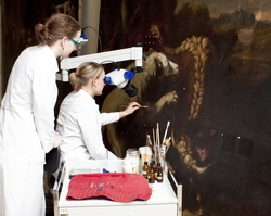 Silke Adam bei der Durchf&uuml;hrung von Reinigungsversuchen mit Wattest&auml;bchen und destillierte