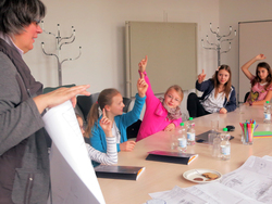 Zukunftstag: M&auml;dchen voll bei der Sache