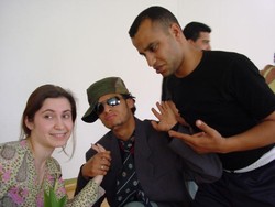 Eine Stra&szlig;enszene wird geprobt.