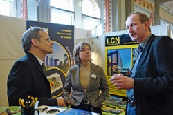 Dekan Prof. Dr. Alfred Breukelman (rechts)  im Gespr&auml;ch mit Eberhard Issendorff, Unternehmer un