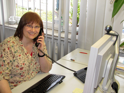 Diplom-Restauratorin Barbara Hentschel unterst&uuml;tzt die Lernenden der Hornemann Kurse &uuml;ber 