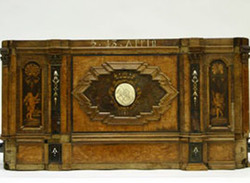 Diese Lade geh&ouml;rte der Tischlergesellenbruderschaft zu Braunschweig und ist inschriftlich auf d