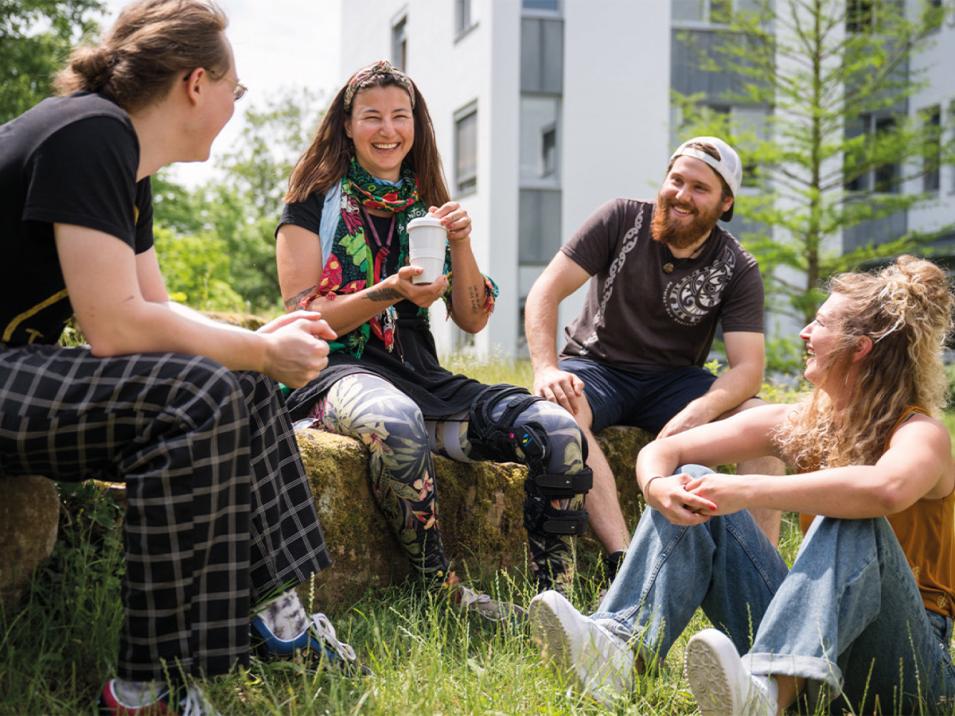 Gruppe Studierender unterhält sich in Göttingen