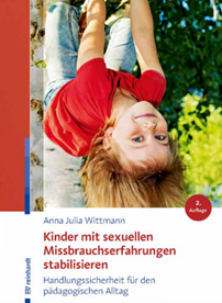 Kind beim Klettern im Baum