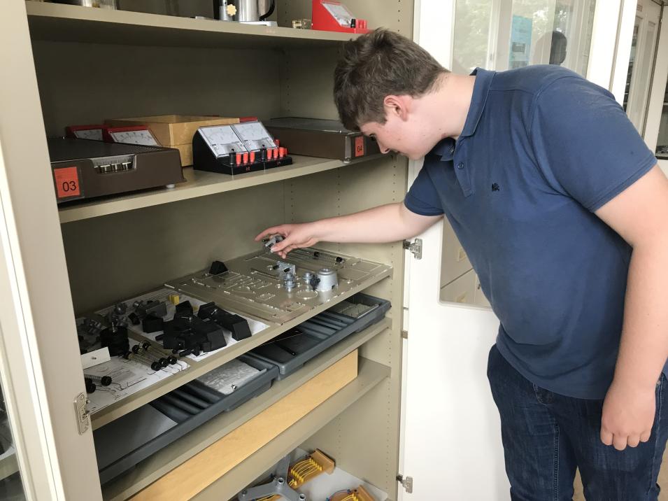 Neue Schablonen für die Physik-Schränke des FKG